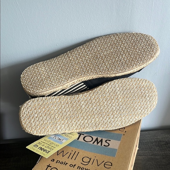 TOMS Classic Black Slip-On Shoes 10.5 - Picture 7 of 7